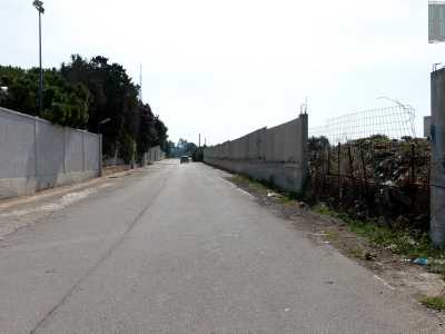 Siamo nell�estrema periferia a sud-est di Bari: una zona che si pu� raggiungere percorrendo fino alla fine via Caldarola per poi salire sul cavalcavia della tangenziale e imboccare l�isolata via Tre Pile